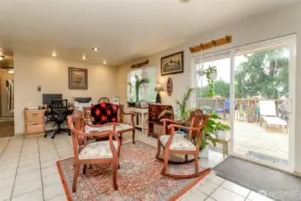 Sitting area by kitchen