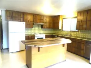 Open kitchen with a great layout. Ready for your imagination.