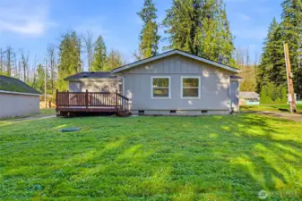 Just across from Canyon Creek—soothing river sounds from your deck