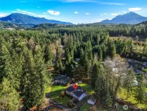 Minutes from Mountain Loop Hwy for hiking, kayaking, and fishing.