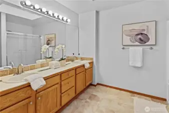 Large ensuite in primary