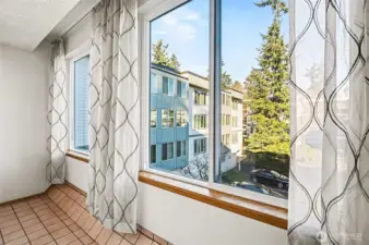 Living rm overlooking - Driveway