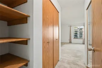 Bed rm w/ built-in closet & mirror doors