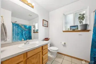 main bathroom separating the 2 bedrooms