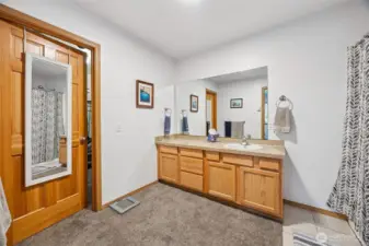 Bathroom off the primary bedroom with walk in closet