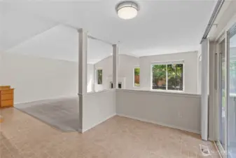 Breakfast Nook w/Slider to Back Covered Patio