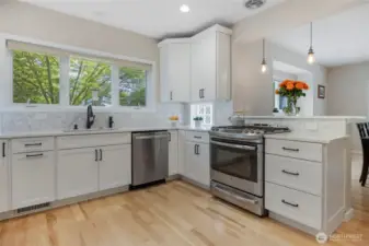 The kitchen is a breath of fresh air, beautiful finishes and architectural touches that enhance the lightflow in the kitchen.