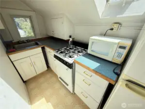Unit Four Studio - Kitchen