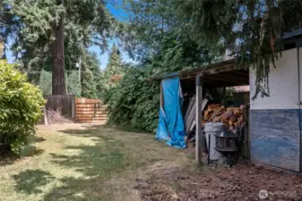 Side yard leading to the large gate to the front yard and the street