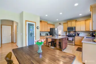 Dining space and good storage -  walk-in pantry