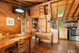 Dining area to kitchen