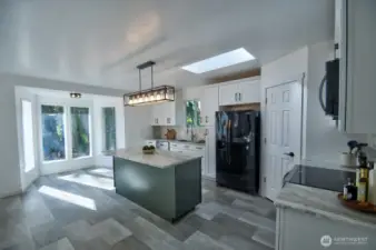 Fully remodeled kitchen with new appliances and granite countertops. Walk-in pantry.