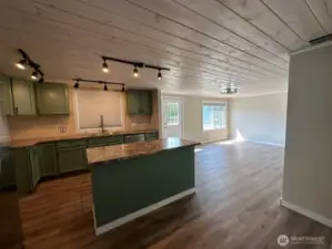 Kitchen-island/eating bar