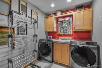 2021 washer and dryer are included.