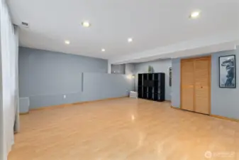 Family room with light staging - no virtual staging