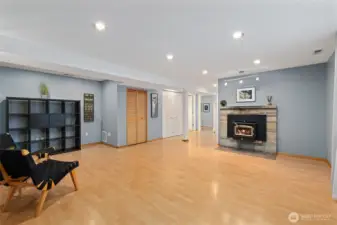 Family room with light staging - no virtual staging