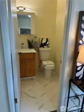 Primary suite full bath with tub/shower via ingenious jack 'n Jill style, Fully updated with quartz counter and undermount sink