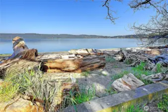 32' of Level Sandy Beachfront and Westerly Views Over Livingston Bay~