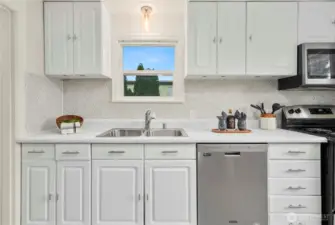 Full height tile backsplash throughout kitchen makes the space pop.