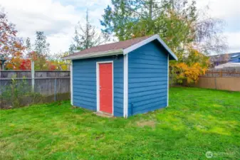 Good sized shed is in great condition and fantastic extra storage.