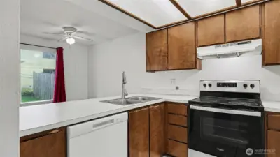 Kitchen w/ all appliances