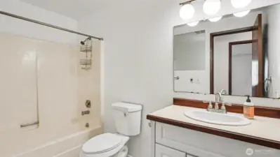 Full Bathroom w/ Tub