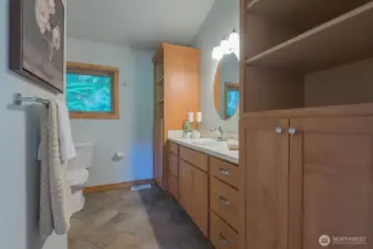 en suite off loft bedroom
