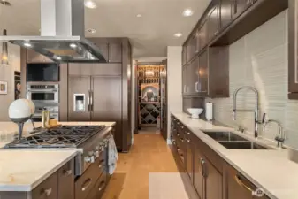 Gas cooktop, full-height backsplash & undermount lighting