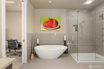 Free-standing soaking tub