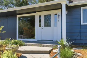 Look at that huge front window! So light & bright!