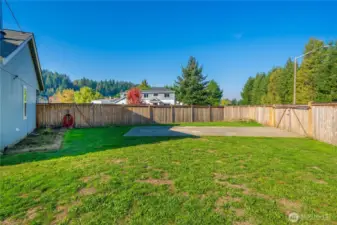 Large side yard features a separate gate and concrete parking pad—ideal for RVs, boats, or trailers