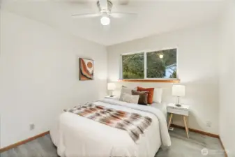 2nd Guest bedroom also with ceiling fan