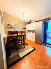 Hall bathroom (2nd bathroom)