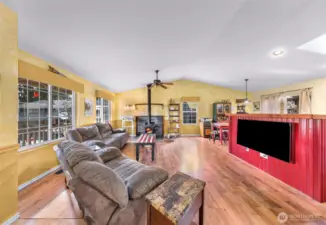 Vaulted ceilings + natural light = yes please.