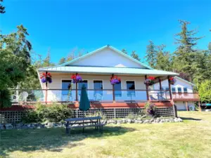 Clubhouse with restrooms, office, WiFi, showers and fully-equipped kitchen