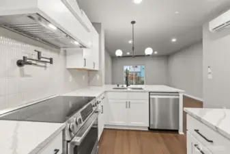 Photographs are for illustrative purposes only. Features, finishes, interior/exterior colors, landscaping and floorplan shown may vary from actual homes built