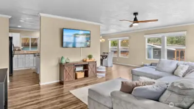 Spacious Living Room / Sala Bien Amplia