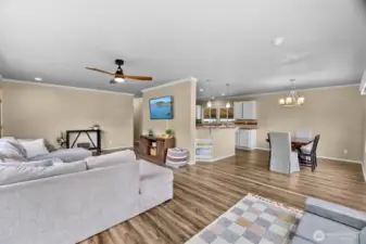 Living Room Flows Easily to Dining Room Area and Kitchen / La sala de estar fluye con fluidez hacia el comedor y la cocina