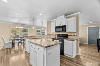 Modern Kitchen with Multi-use Island / Cocina moderna con isla multiuso