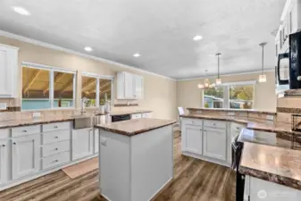 Modern Kitchen with Multi-use Island / Cocina moderna con isla multiuso