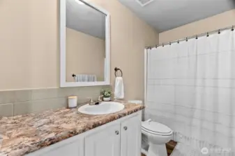 Second Full Bathroom / Segundo Baño