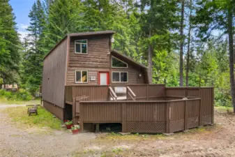 Welcome to 91 Alder Lane in the Lake Cle Elum community of Driftwood Acres.