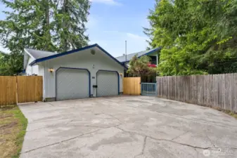 You will find the front door through the blue gate at the right.