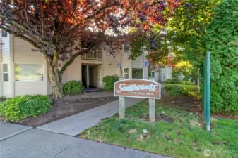 Southwinds is a great association with 15 buildings and only four units per building. On the WTA green bus line and easy access to I-5.