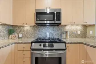 Kitchen, Granite Counters, Stainless Appliances, Gas Stove