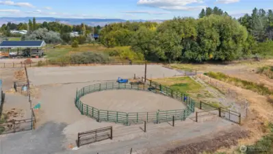 Sand arena and round pen