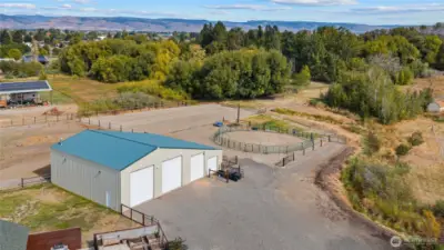 Overview of the shop with the arena and round pen and a large pastrure area to the right.