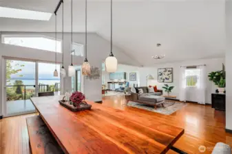 Yes, this Gorgeous table stays!