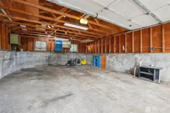 Large 2 car garage with power