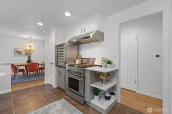 Open, flowing spaces link the living, dining,and kitchen areas naturally.